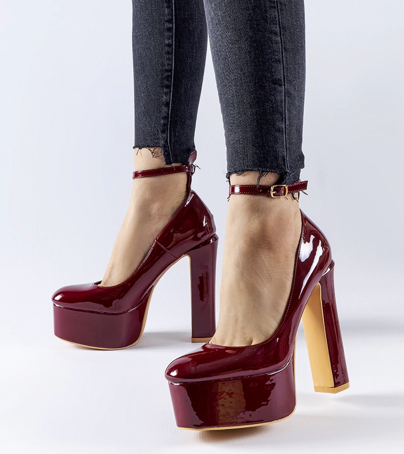 Bordowe czółenka na wysokim słupku