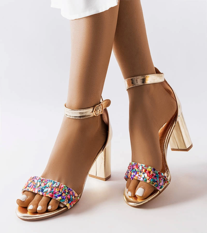 Złoty sandałki zdobione kamykami