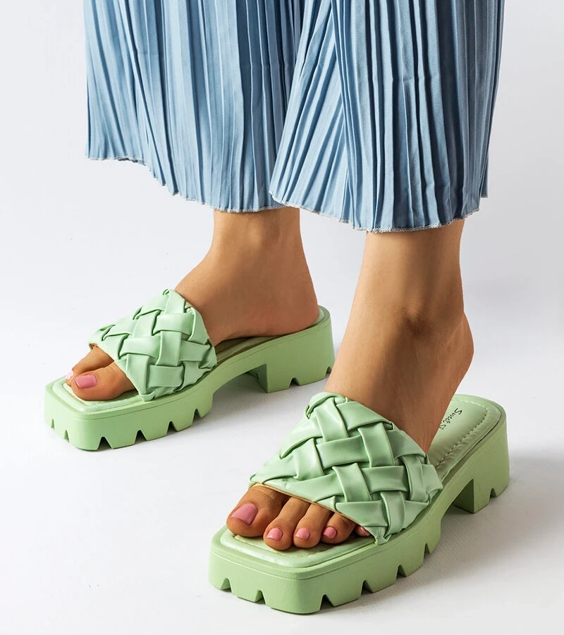 Zielone klapki na traktorowej podeszwie