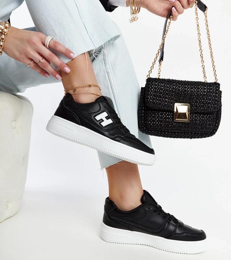 Czarne sneakersy na platformie