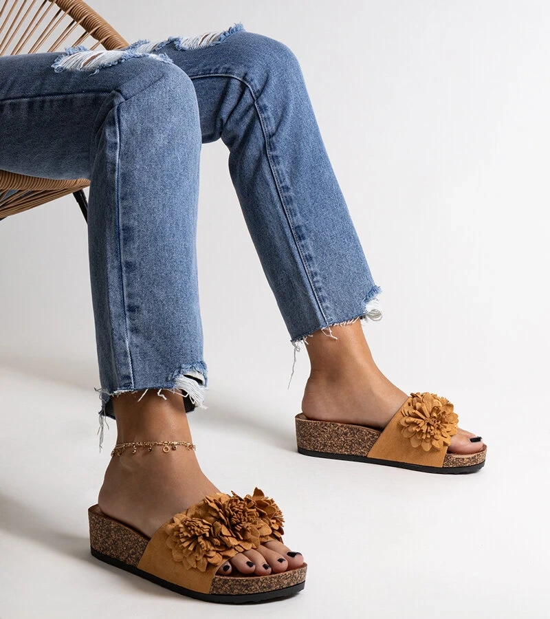 Klapki karmelowe z kwiatami na platformie