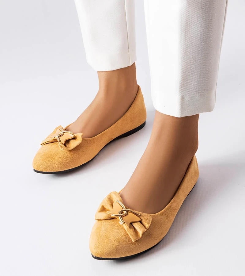 Beżowe balerinki z eko-zamszu zdobione kokardką