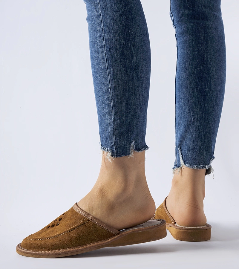 Brązowe góralskie kapcie