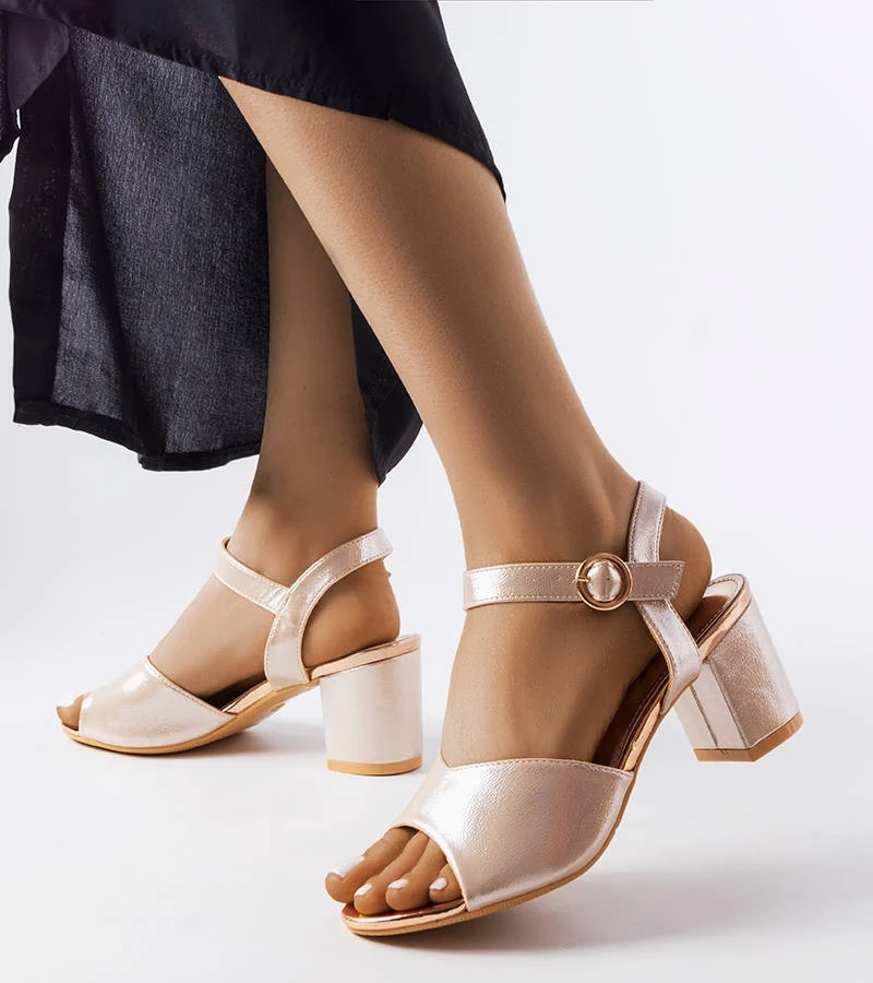 Złote sandałki na słupku