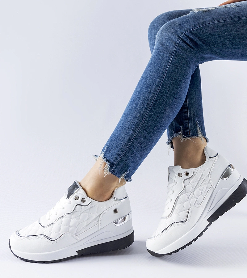 Białe pikowane sneakersy na koturnie
