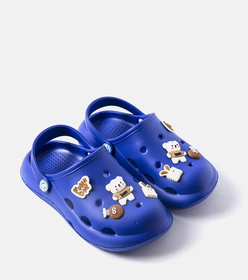 Niebieskie klapki z pianki z zakrytym noskiem