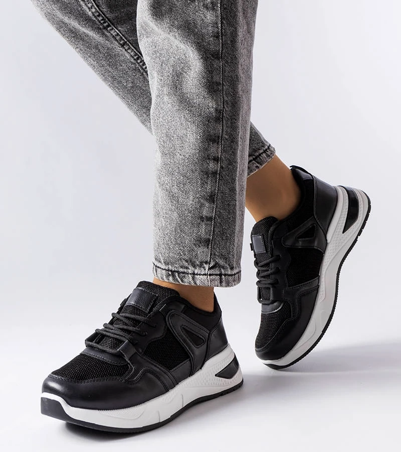 Czarne sneakersy na grubszej podeszwie