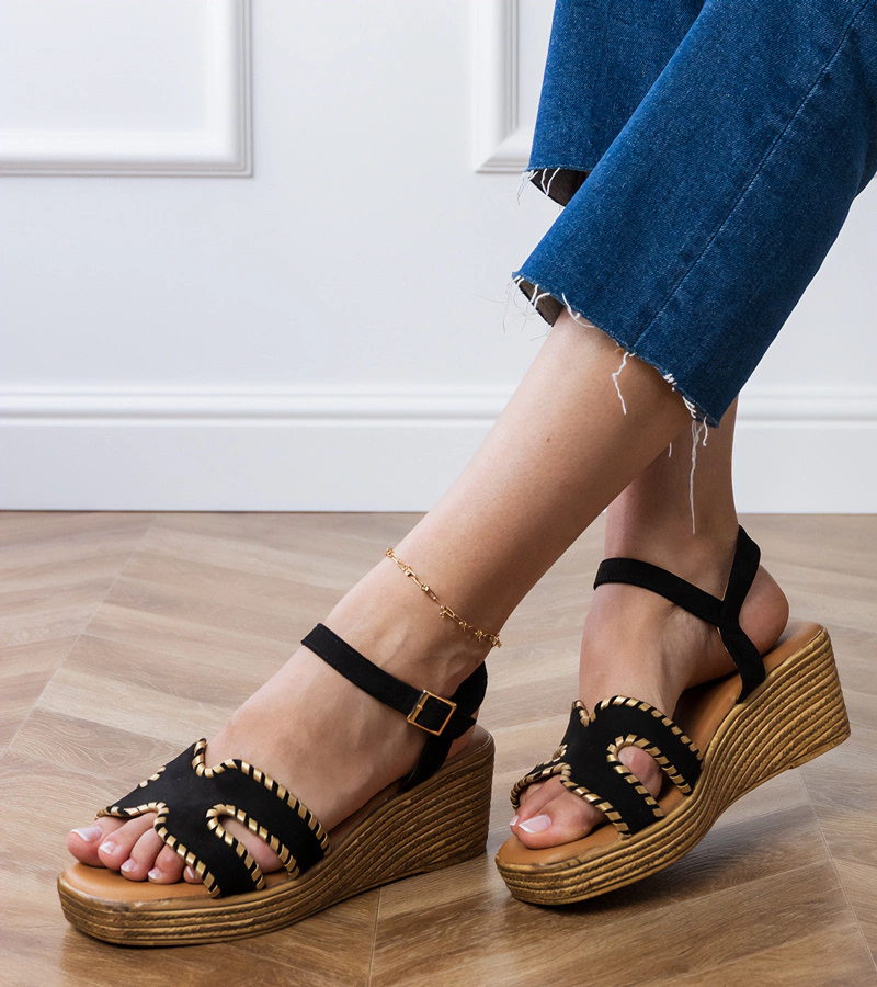 Hers Czarne sandały z haftowaniem na brzegach