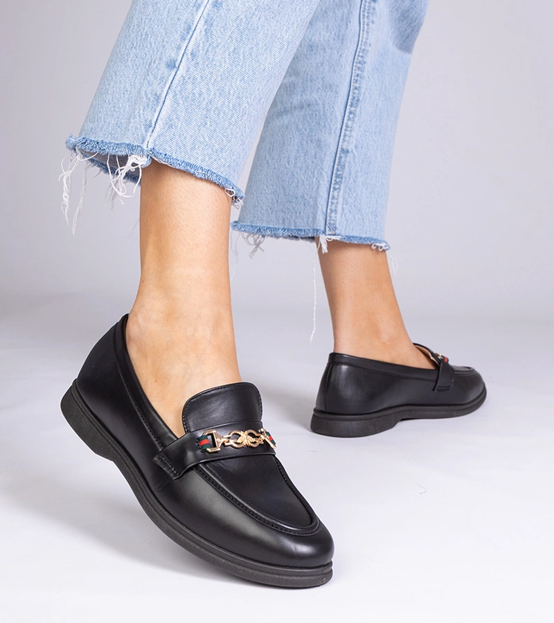 Hers Czarne mokasyny ze złotą ozdobą