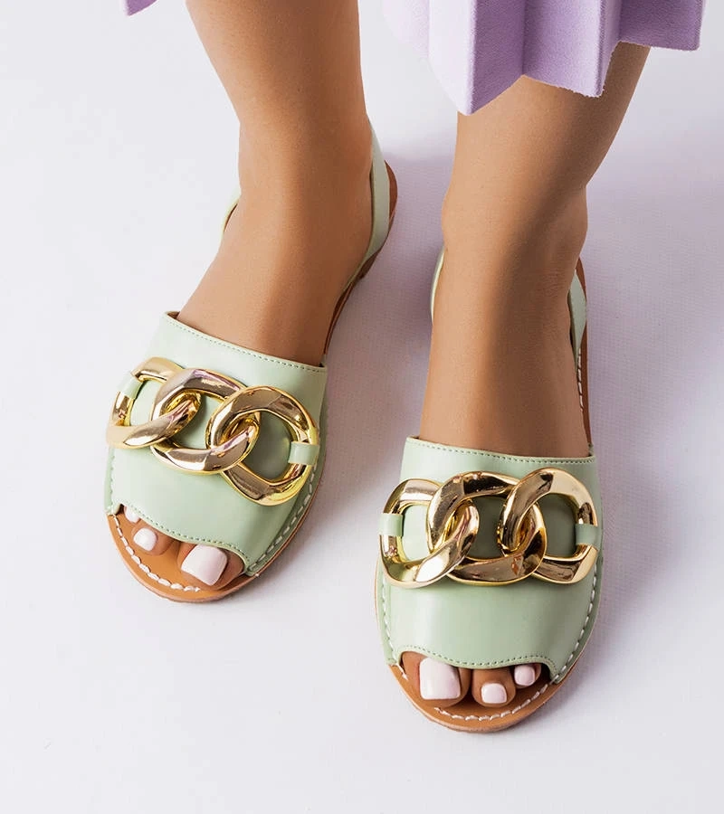 Zielone płaskie sandałki zdobione złotym łańcuchem