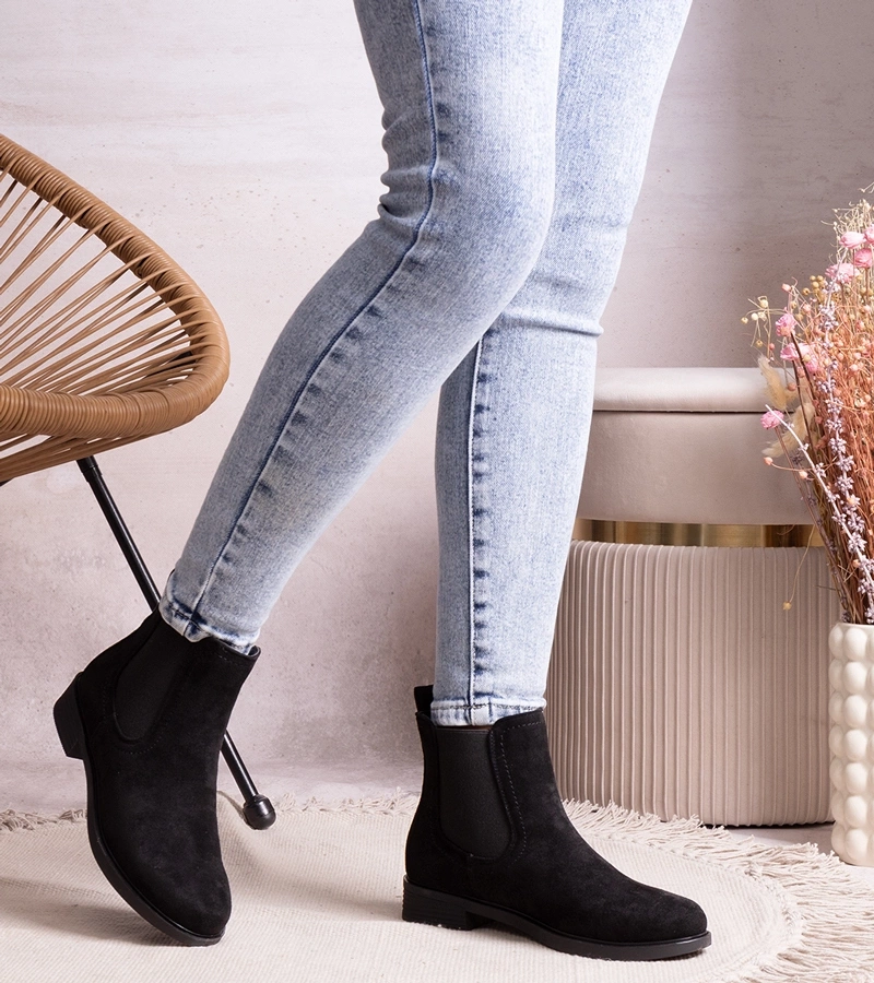 Czarne botki na płaskim obcasie