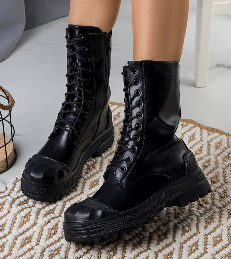 Czarne traperki z gumowym noskiem