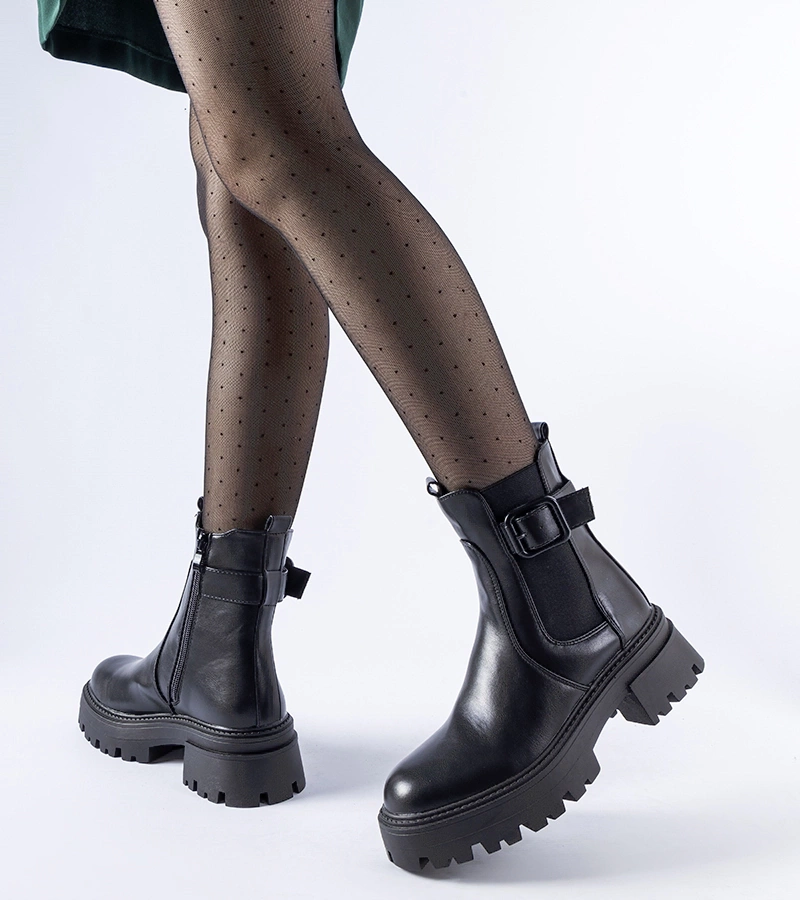 Czarne ocieplane botki ze sprzączką