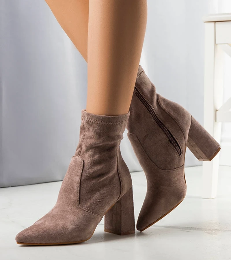 Brązowe botki na wysokim obcasie