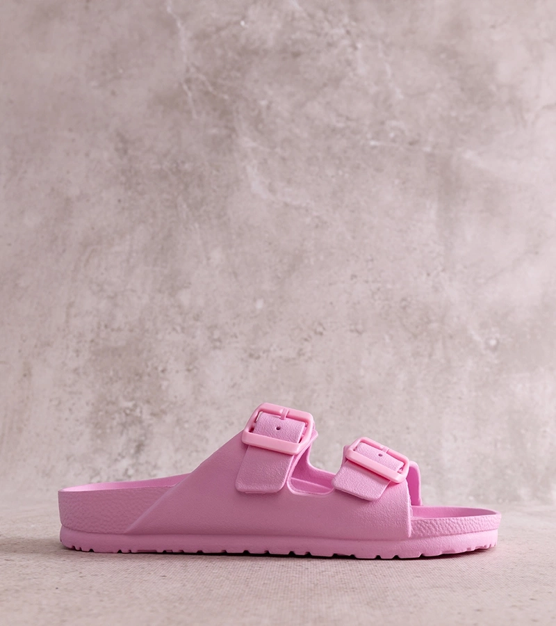 Różowe klapki zdobione klamerkami