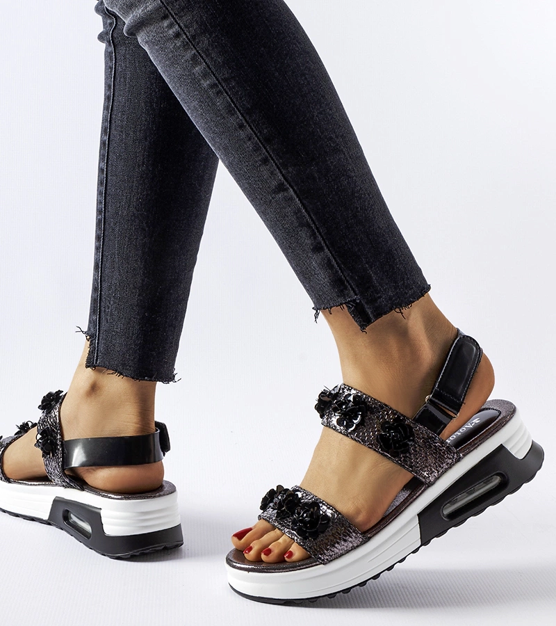 Szare sandały na koturnie z kwiatkami