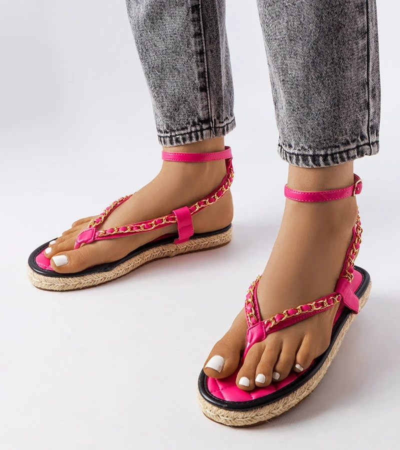 Różowe sandały w typu japonki z łańcuszkiem
