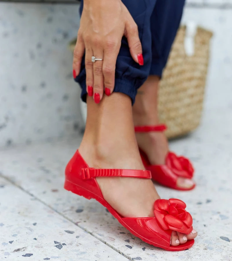 Czerwone balerinki z kwiatkiem