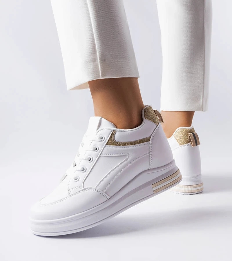 Białe sneakersy na koturnie z brokatowymi wstawkami