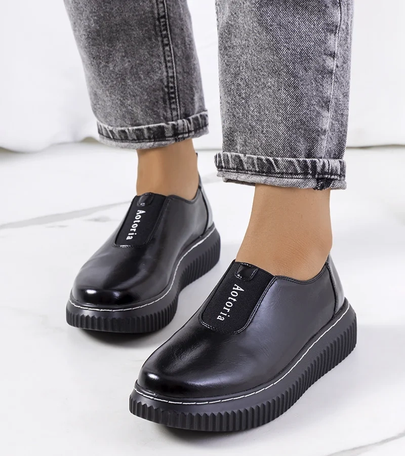 Czarne półbuty wsuwane