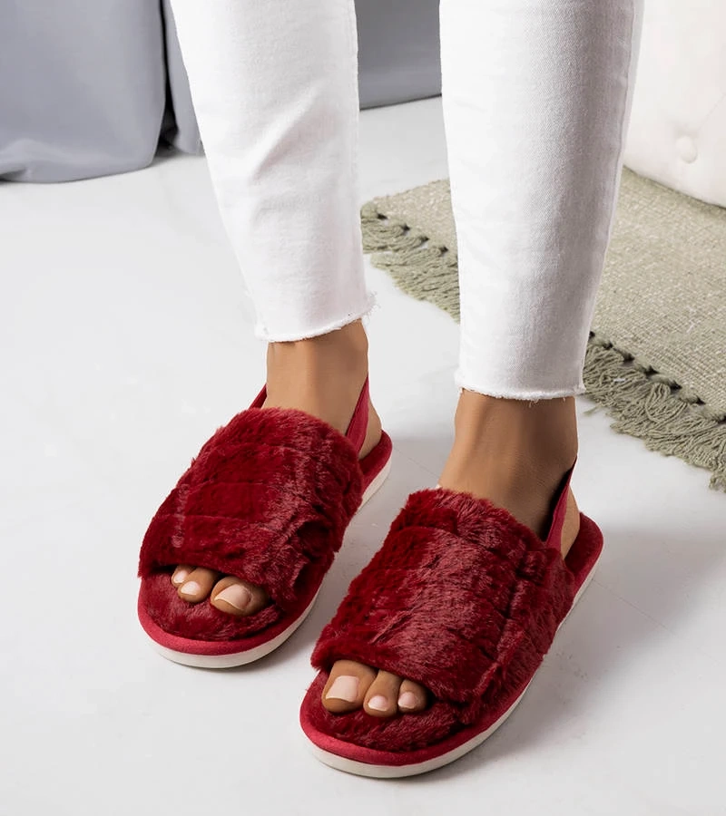 Bordowe puchate kapcie z gumką