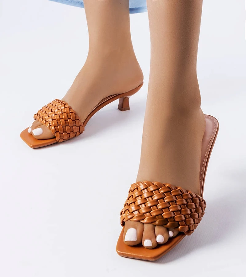 Brązowe plecione klapki na obcasie