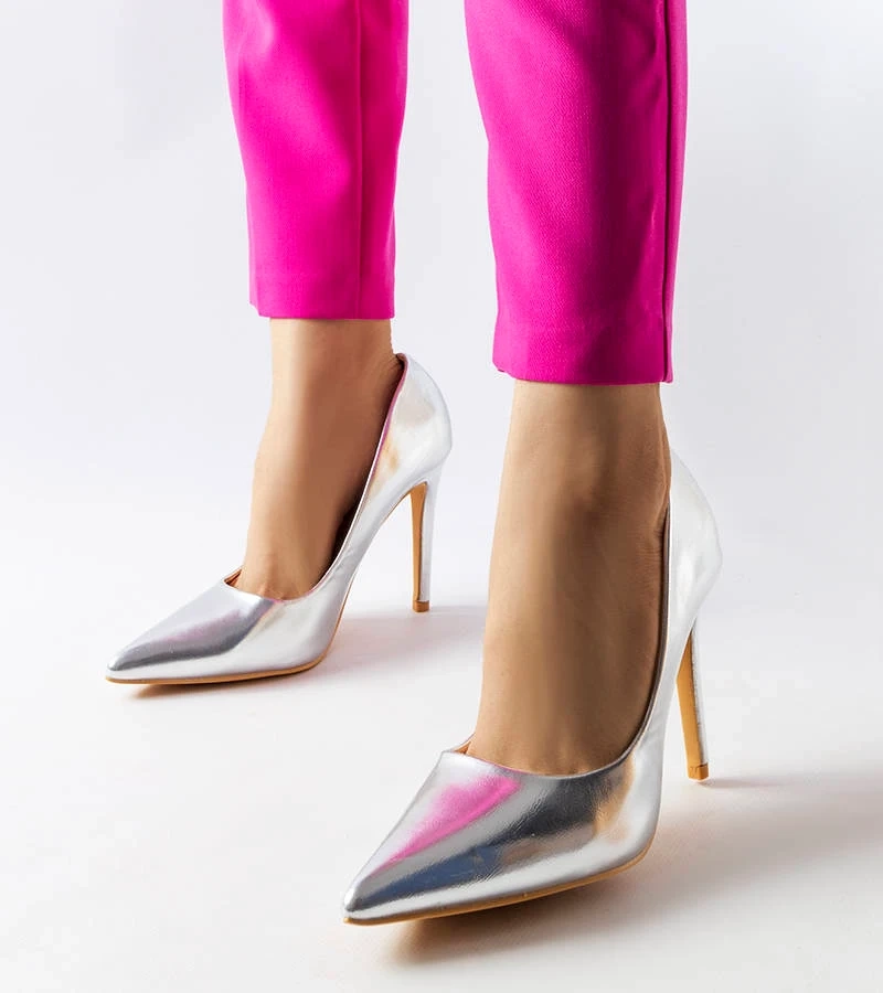 Metaliczne wysokie szpilki