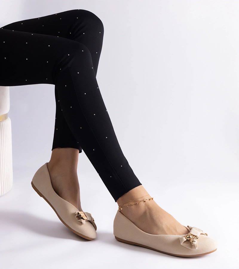 Beżowe balerinki zdobione kokardką i broszką