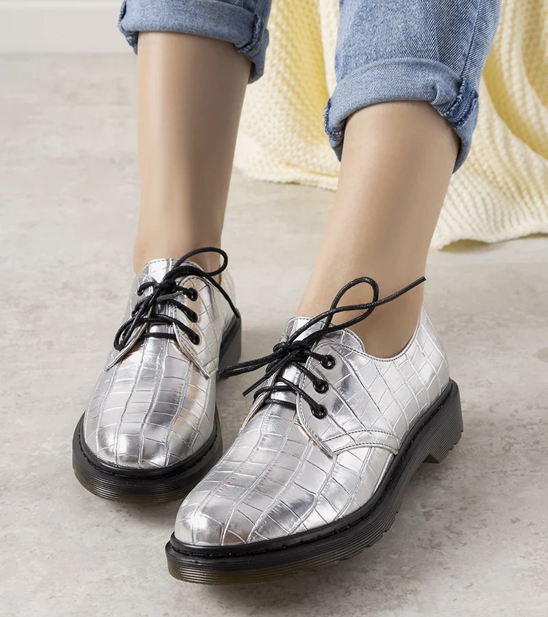 Srebrne oksfordy w motywie skóry krokodyla Flaure