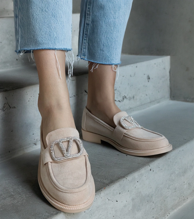 Beżowe mokasyny zdobione cyrkoniami