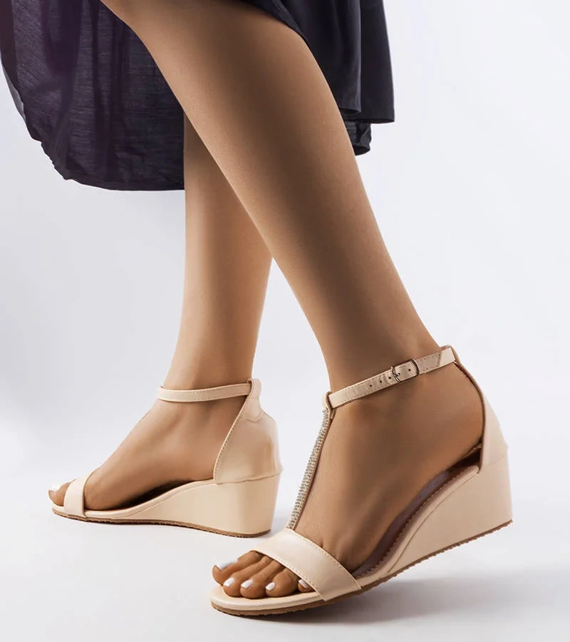 Beżowe sandały na koturnie z cyrkoniami