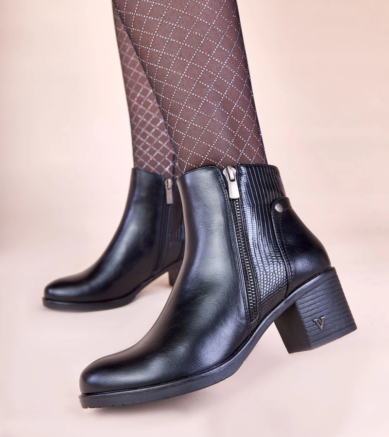 Hers Czarne botki na słupku z ozdobną cholewką