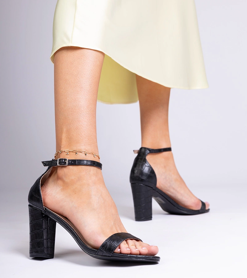 Czarne eleganckie sandały na słupku