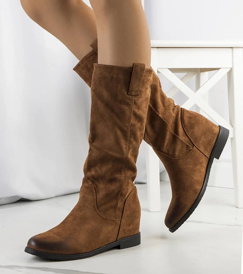 Brązowe kozaki na koturnie