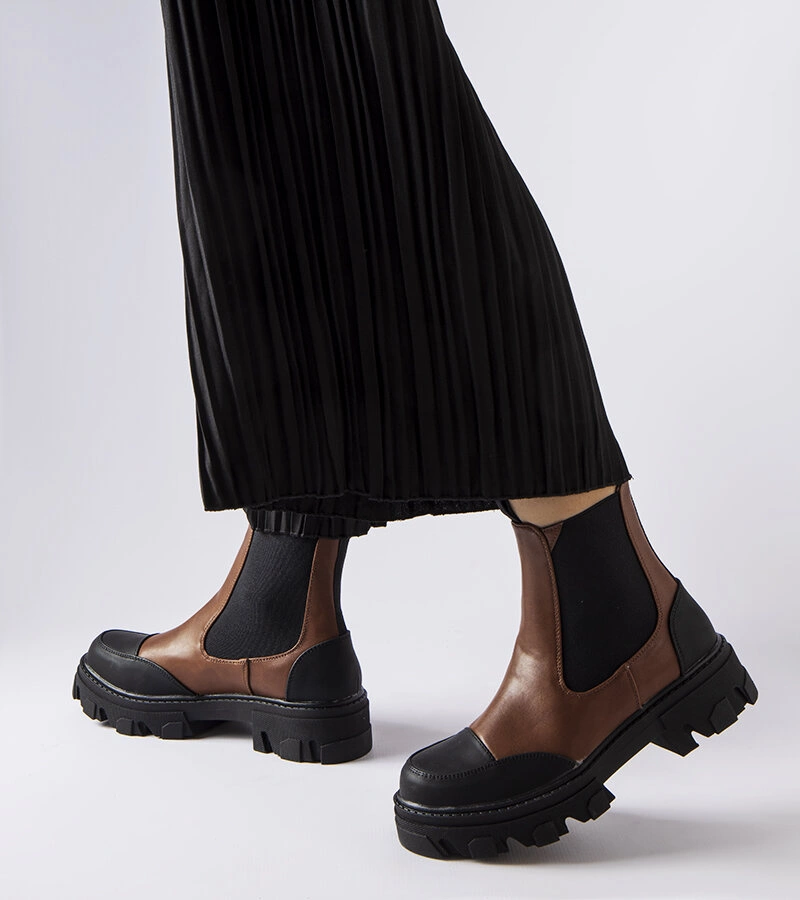 Brązowe botki z elastycznymi wstawkami