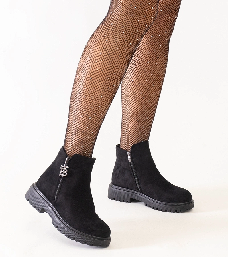 Czarne botki z ozdobną zawieszką na platformie eko-zamsz
