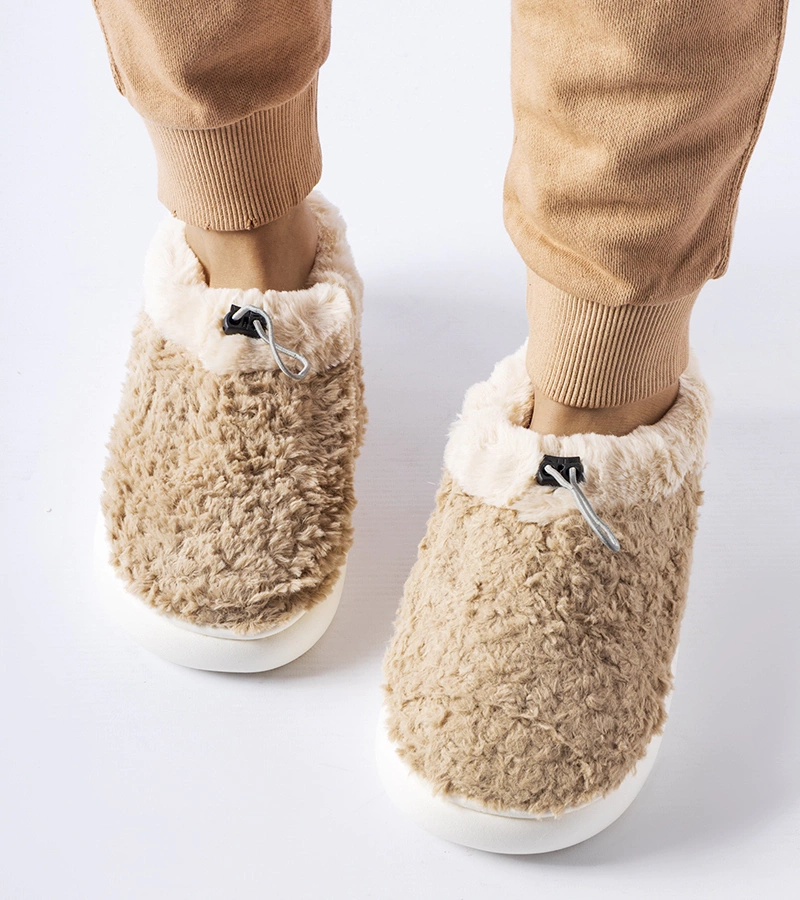 Beżowe ciepłe kapcie z zakrytą piętą