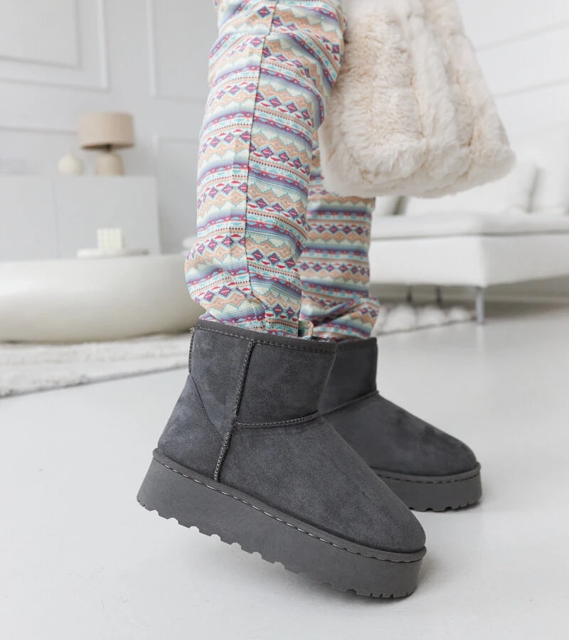 Szare ocieplane śniegowce na platformie