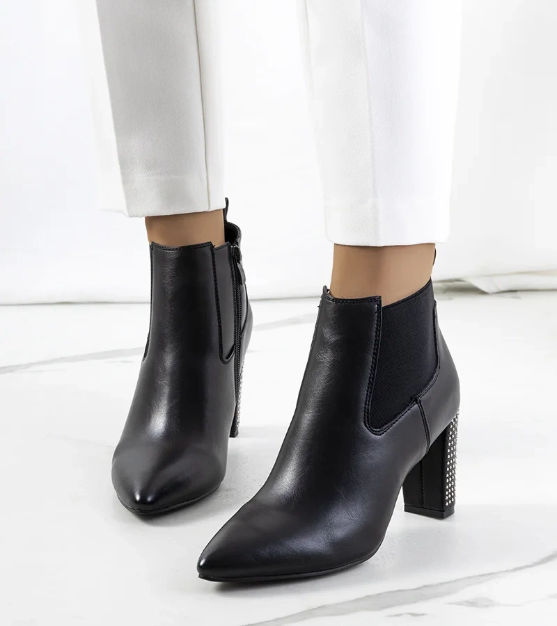 Czarne botki na obcasie