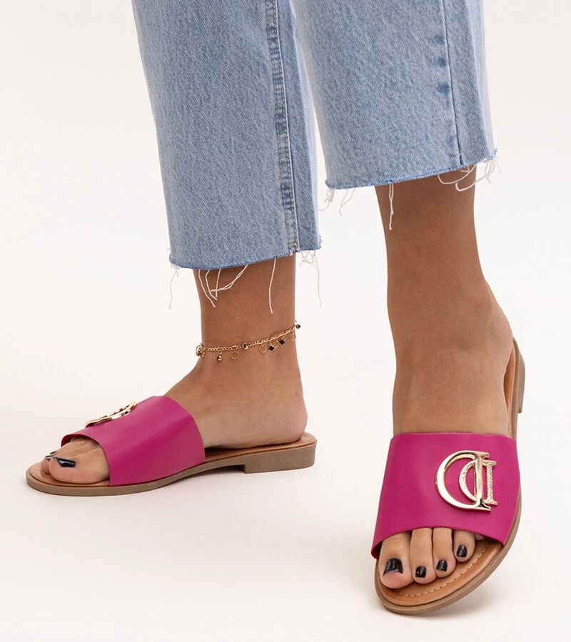 Ciemnoróżowe klapki z klamerką