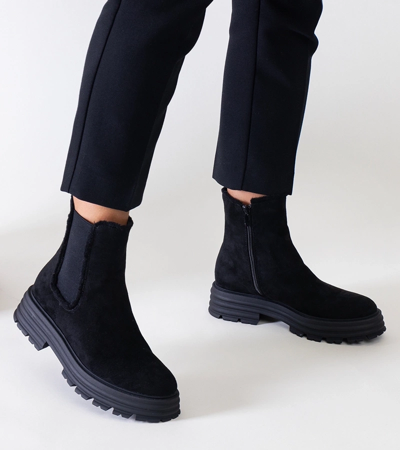 Czarne wysokie botki na grubej platformie eko-zamsz