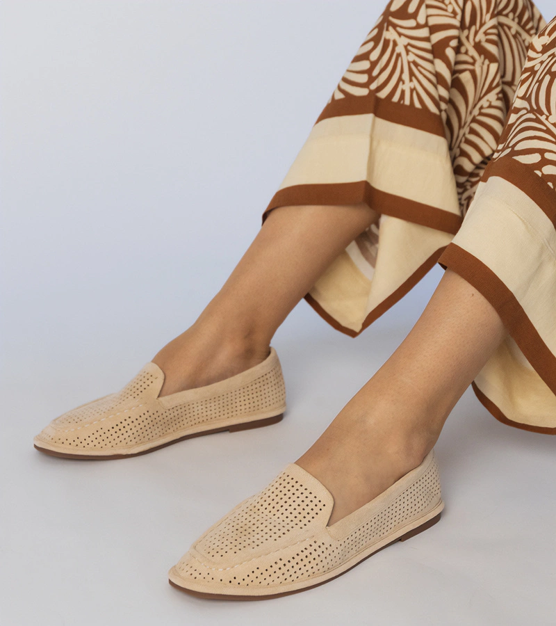 Hers Beżowe mokasyny ażurowe z ekozamszu