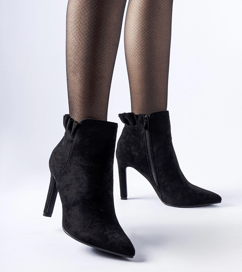 Czarne botki z falbanką na szpilce eko-zamsz