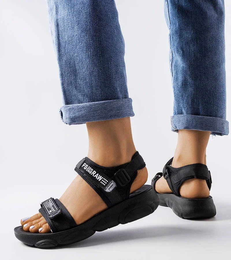 Biało-czarne sportowe sandały