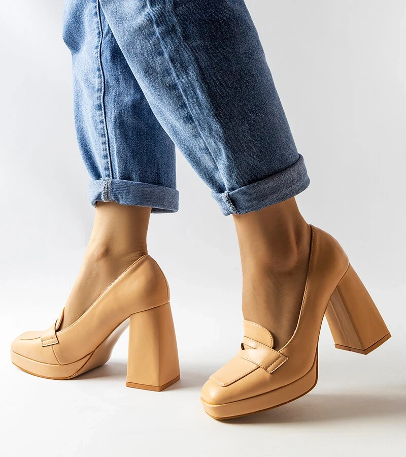 Beżowe czółenka na wysokim słupku