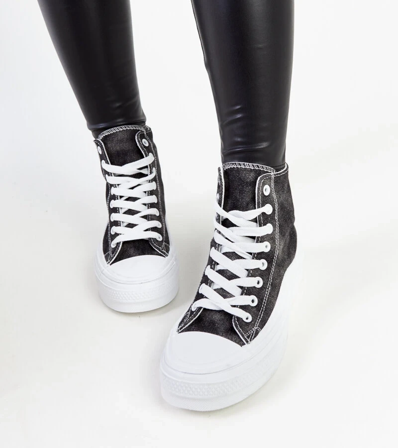 Czarne trampki na wysokiej podeszwie