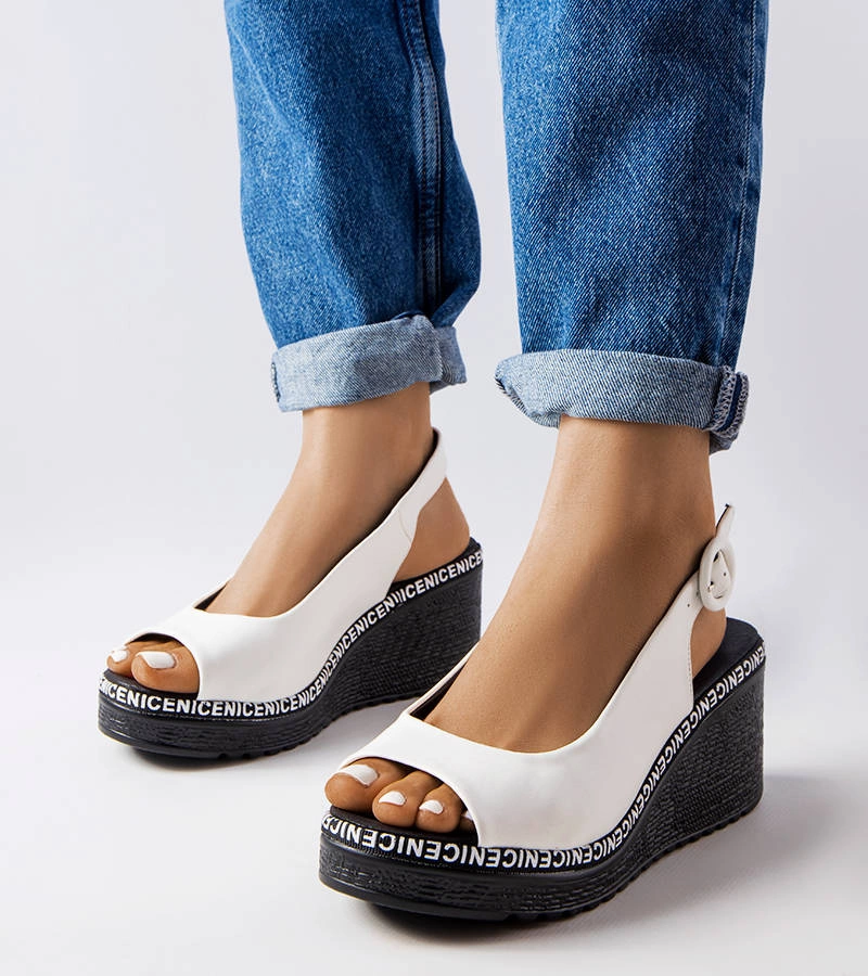 Białe sandały na koturnie