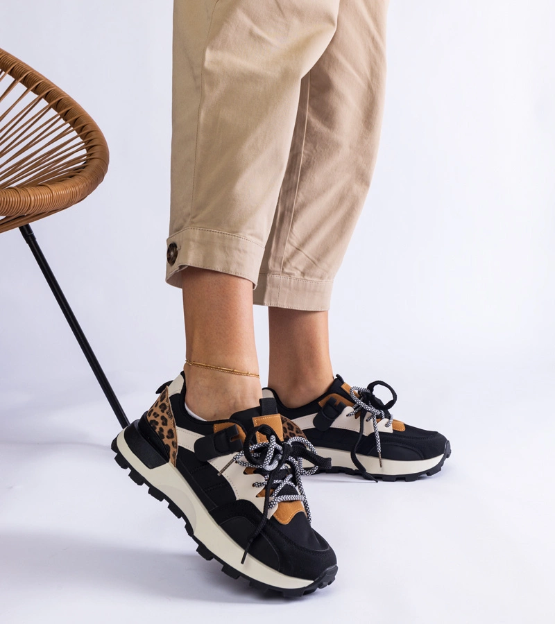 Czarne sneakersy zdobione motywem zwierzęcym