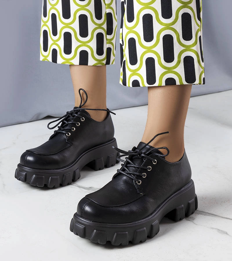 Czarne półbuty wiązane na masywnej podeszwie