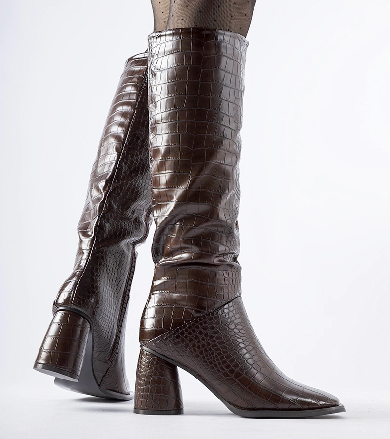 Brązowe kozaki na słupku zdobione tłoczeniem